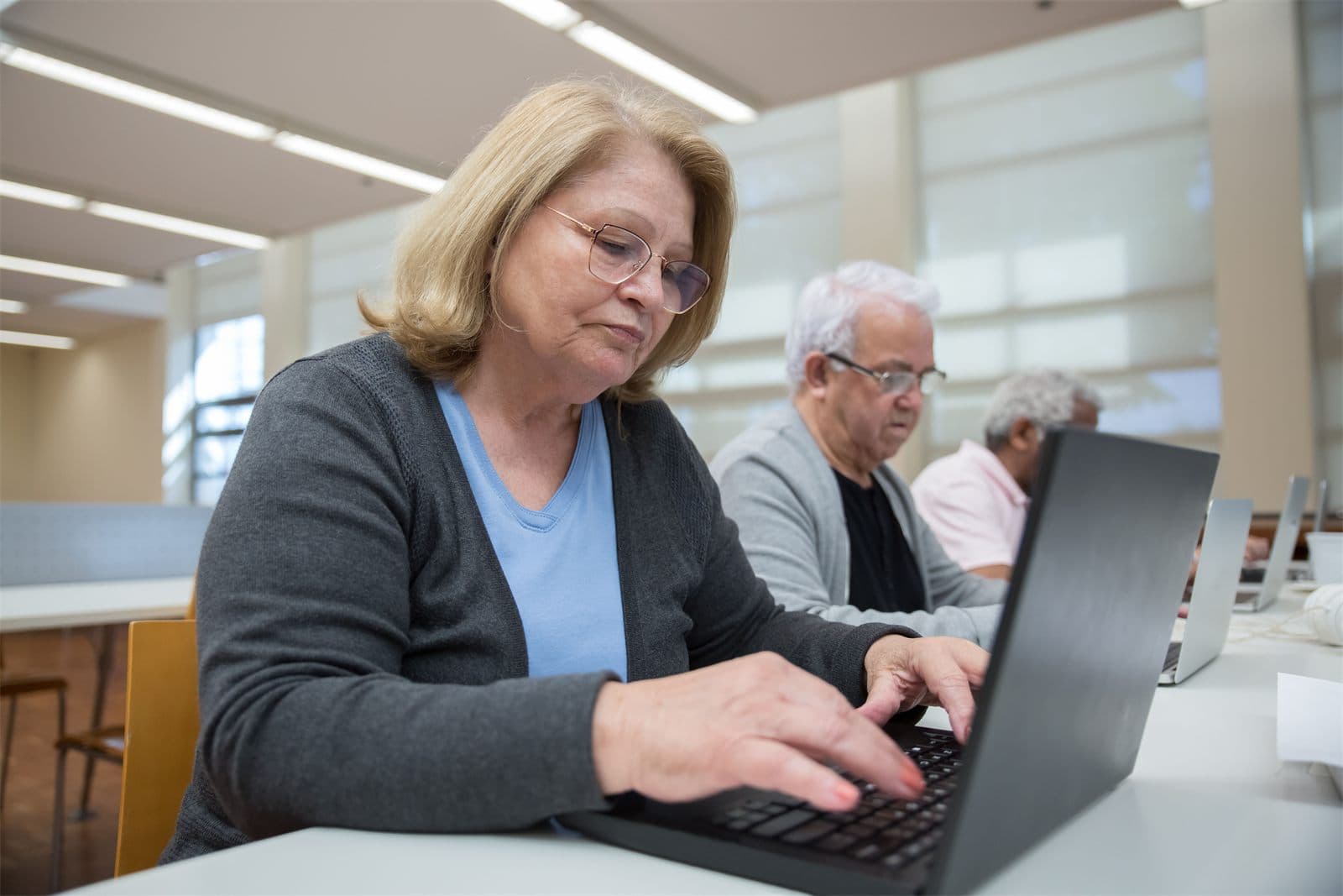 Une femme tapant sur un ordinateur portable pendant un atelier informatique